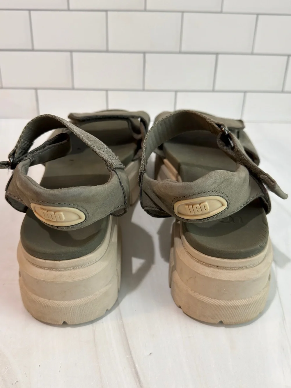 UGG THE ASHTON SANDAL CHUNKY PLATFORM LEATHER Strappy MOSS GREEN SIZE 9